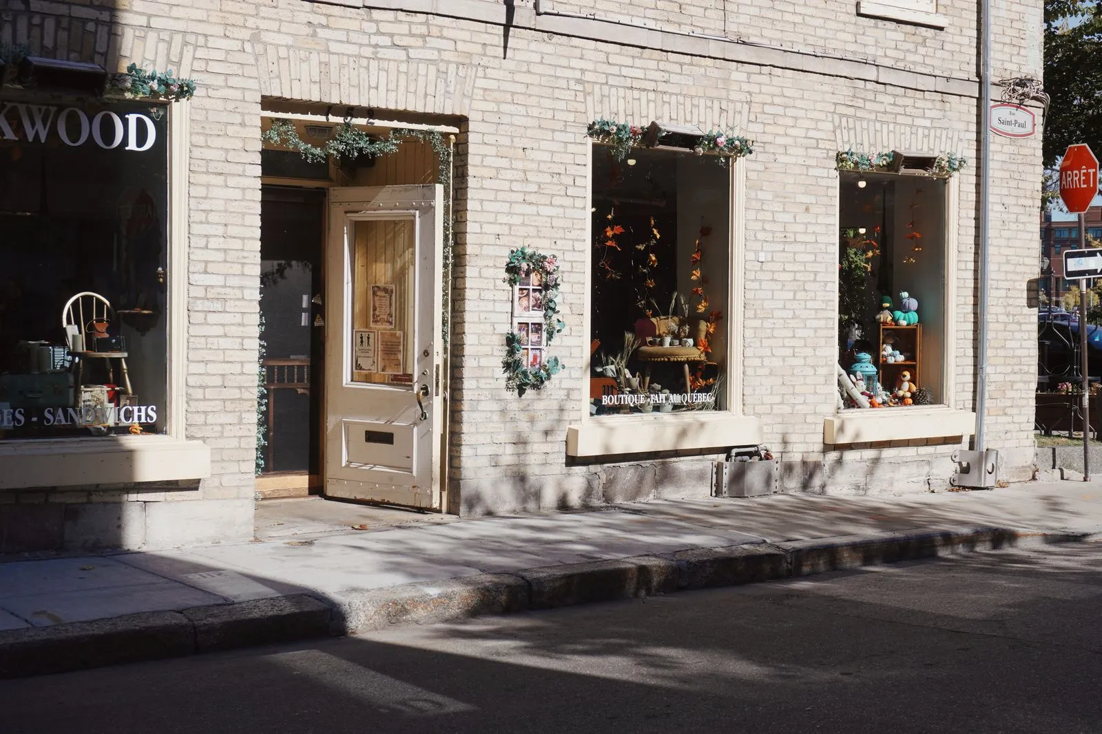 Devanture d'une boutique de quartier avec vitrines soignées
