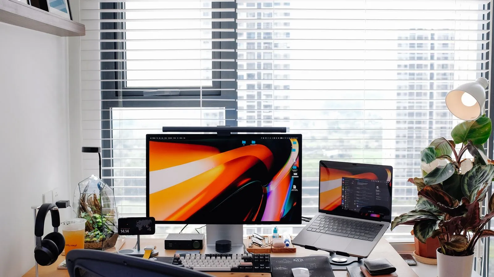 Espace de travail moderne avec ordinateur et écran, symbole d'un site entretenu