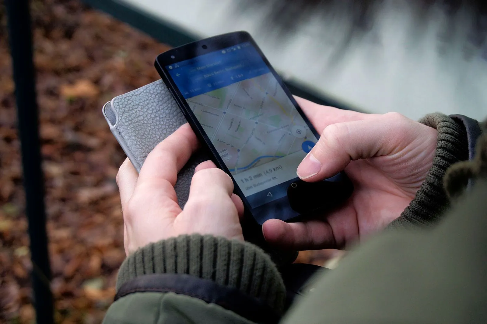 Personne consultant un itinéraire sur Google Maps depuis un smartphone